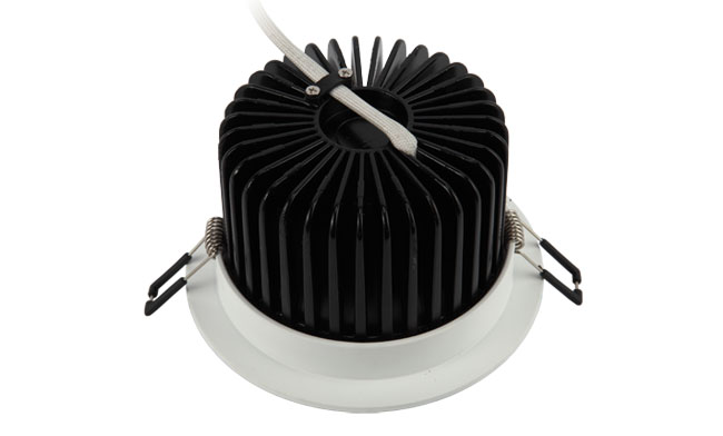 華輝照明專業LED筒燈廠家，標準的流程與質檢程序確保COB筒燈質量穩定如一。