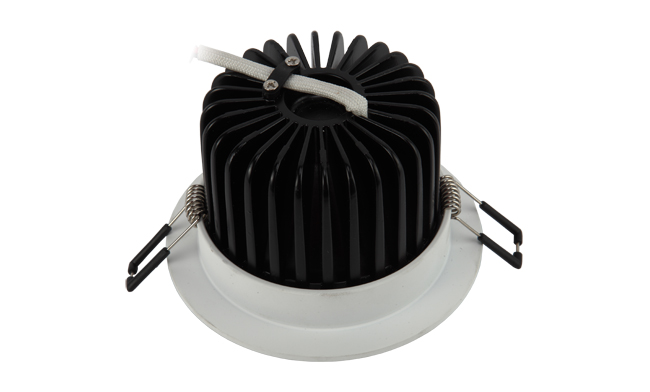 華輝照明專業(yè)LED筒燈廠家，標準的流程與質(zhì)檢程序確保COB筒燈質(zhì)量穩(wěn)定如一。