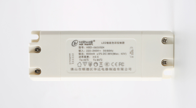 華輝照明LED辦公吊線燈,led面板燈,直發光面板燈，側發光面板燈,面板燈廠家擁有專業生產團隊，從面板燈零配件到電源都自己生產，保證每個環節的品質。